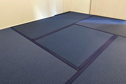 藍色のフローリング畳