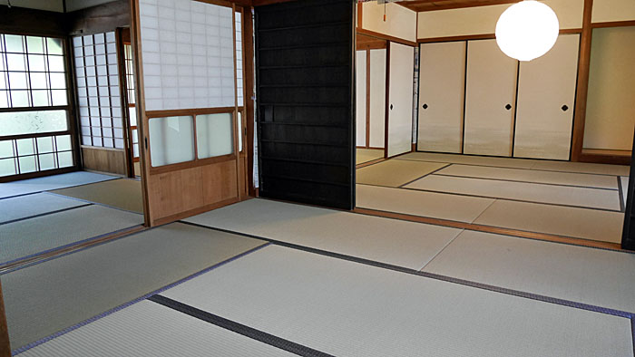 川のせせらぎと暮らす。昔ながらの建具と全面畳が織りなす伝統の日本家屋