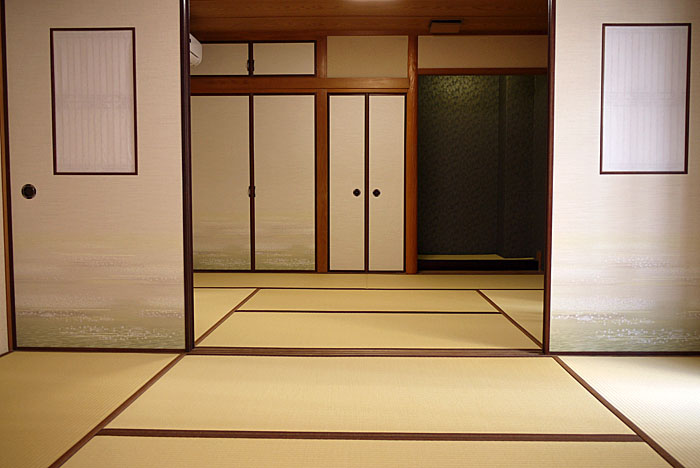 ダイケン和紙畳（黄金色）×織物襖×雪見障子。トータル施工で魅せる和室リノベーション