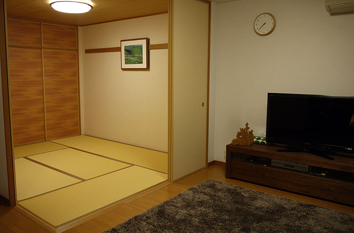 畳と襖でおしゃれな和モダン空間に！黄金色の和紙畳×越前和紙の施工事例