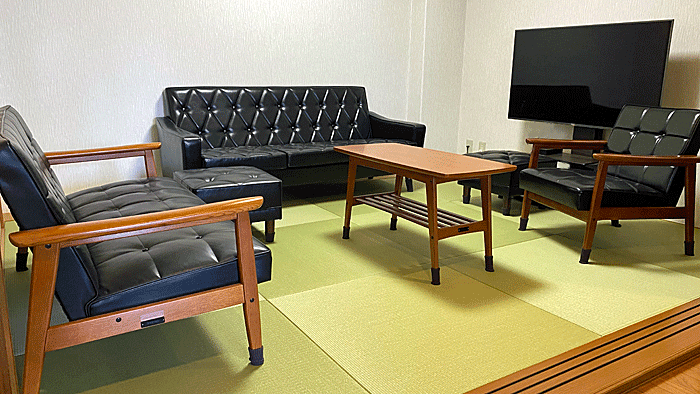 和モダンが薫る部屋。カリモク60の黒レザー×銀白色の琉球畳