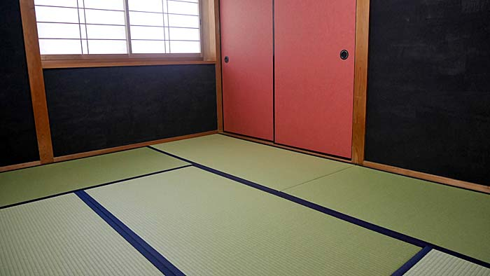 「洗練された和のコントラスト。和紙畳『銀白』と和紙襖紙『燦』で創るモダンな和空間」