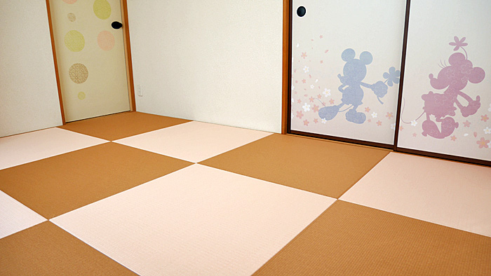 ２色の琉球畳（薄桜色×亜麻色）とミッキー和柄の可愛い襖紙張替｜井上製畳所