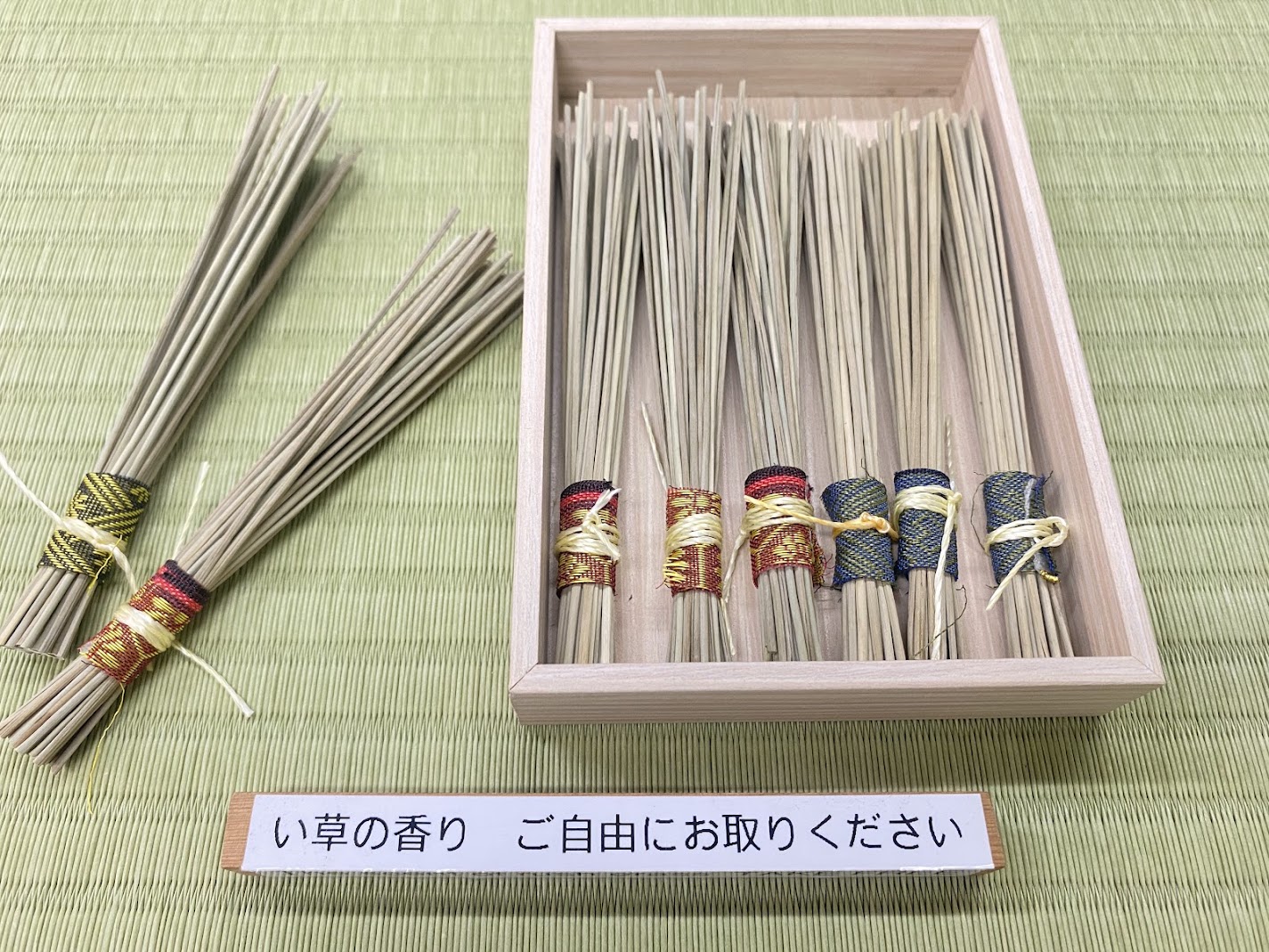 ご来店の記念に♪ い草の香り＆襖紙で織った鶴をプレゼント中