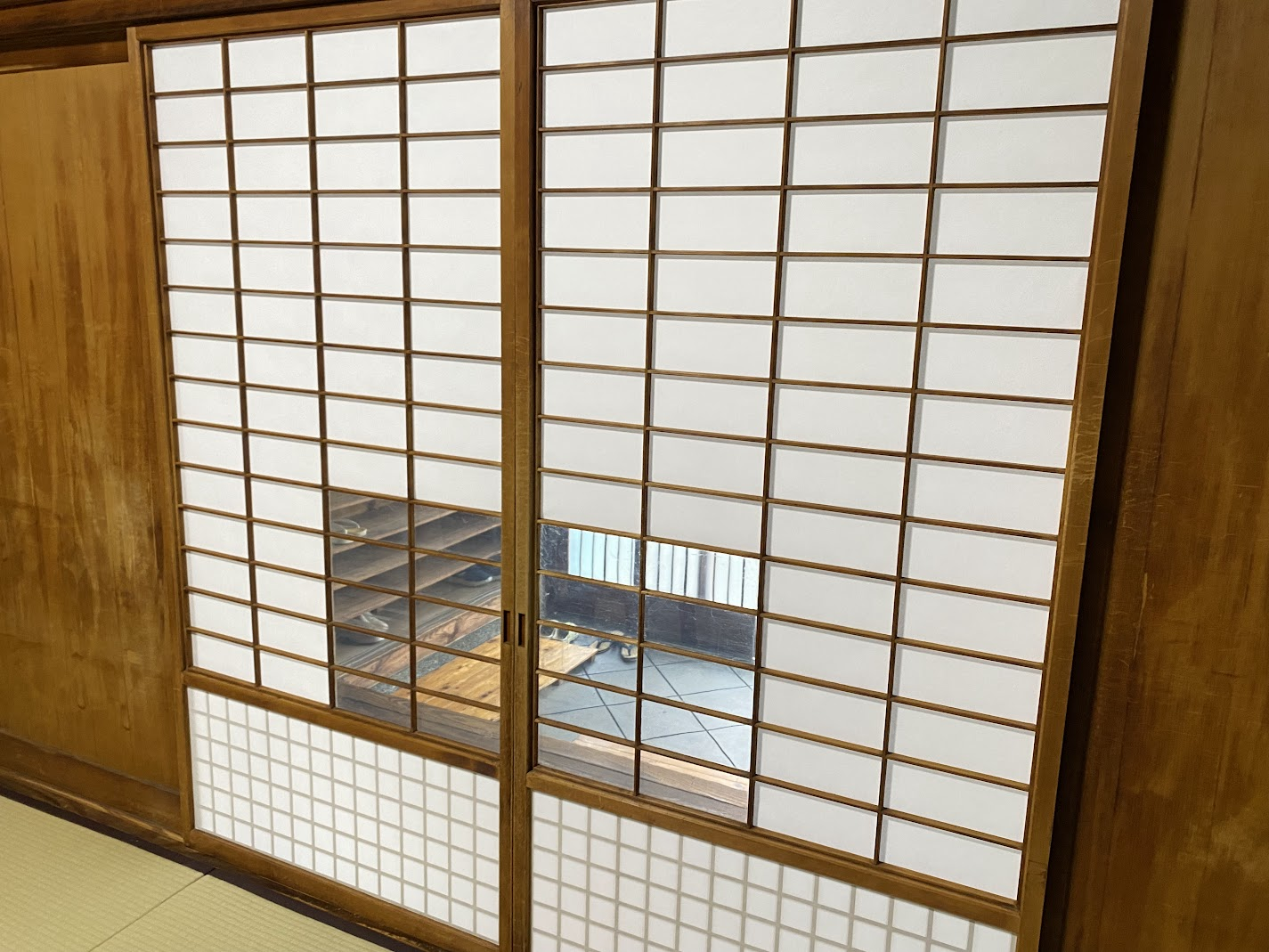 寺院の美観を取り戻す｜障子紙の張り替えと木枠の丁寧な洗い施工