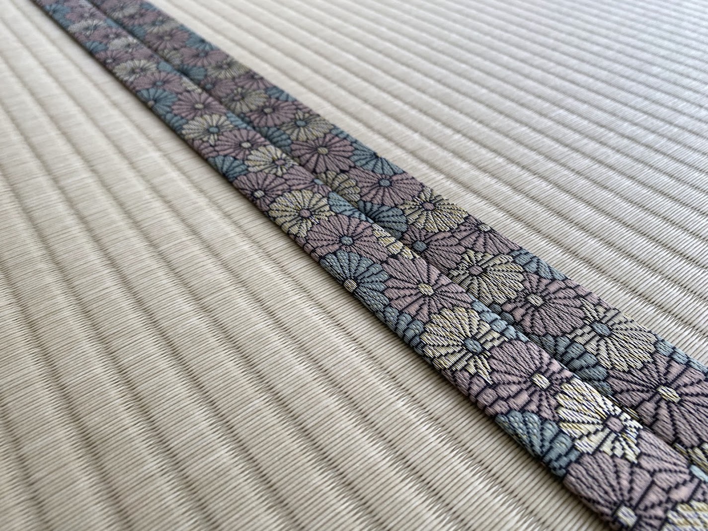 美しい菊柄の畳縁！床掃除から施工まで丁寧に対応｜井上製畳所