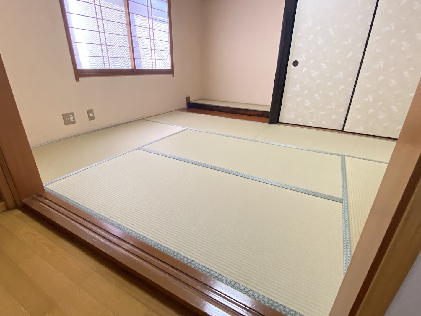 階段越えの搬入にも対応！床下清掃と防カビシート施工、職人の手縫いで仕上げる床間畳｜井上製畳所