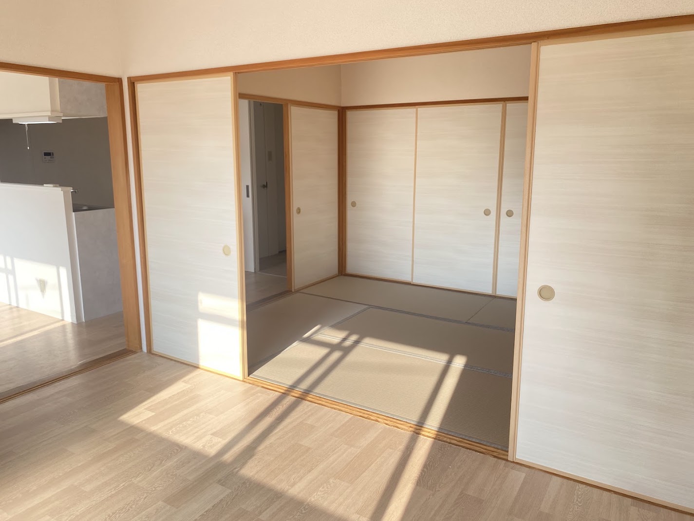 畳と襖の張替でここまで変わる！ダイケン和紙畳「灰桜色」とこだわり襖紙の施工事例