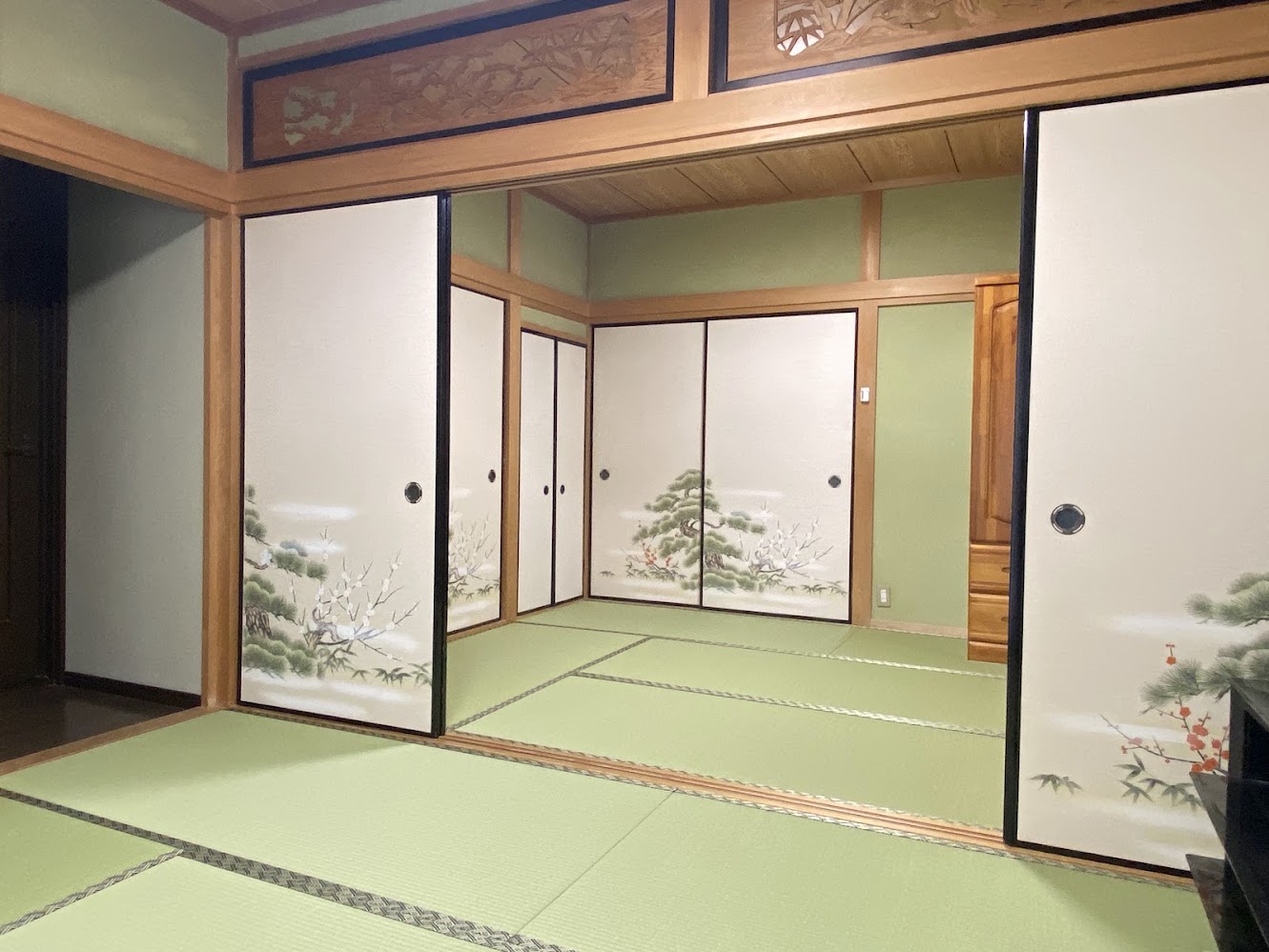 丁寧な床掃除と家具移動から始まる！ダイケン和紙畳の新調と床の間製作