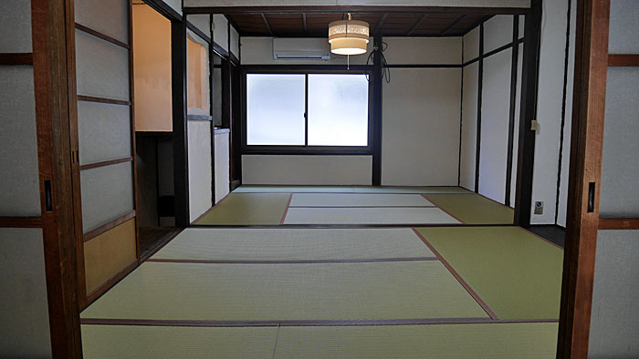 古民家の2階を心地よく!日本家屋の味わいを引き立てる和紙畳