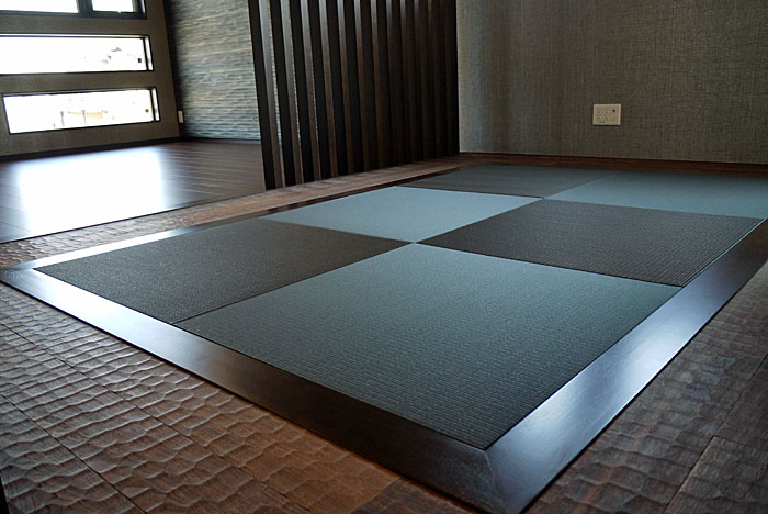 新築のおしゃれなモダン空間に。墨染色の琉球畳が引き締めるシックで高級感のある和のしつらえ