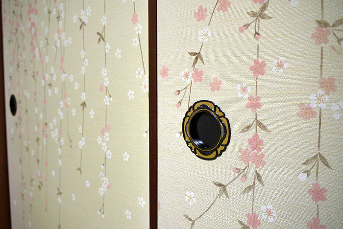 桜柄の襖と紅葉の畳縁が織りなす和の趣。上質な和室