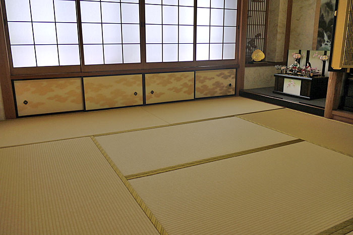 純金縁と最高級襖紙「漣」が彩る、贅沢な黄金和室
