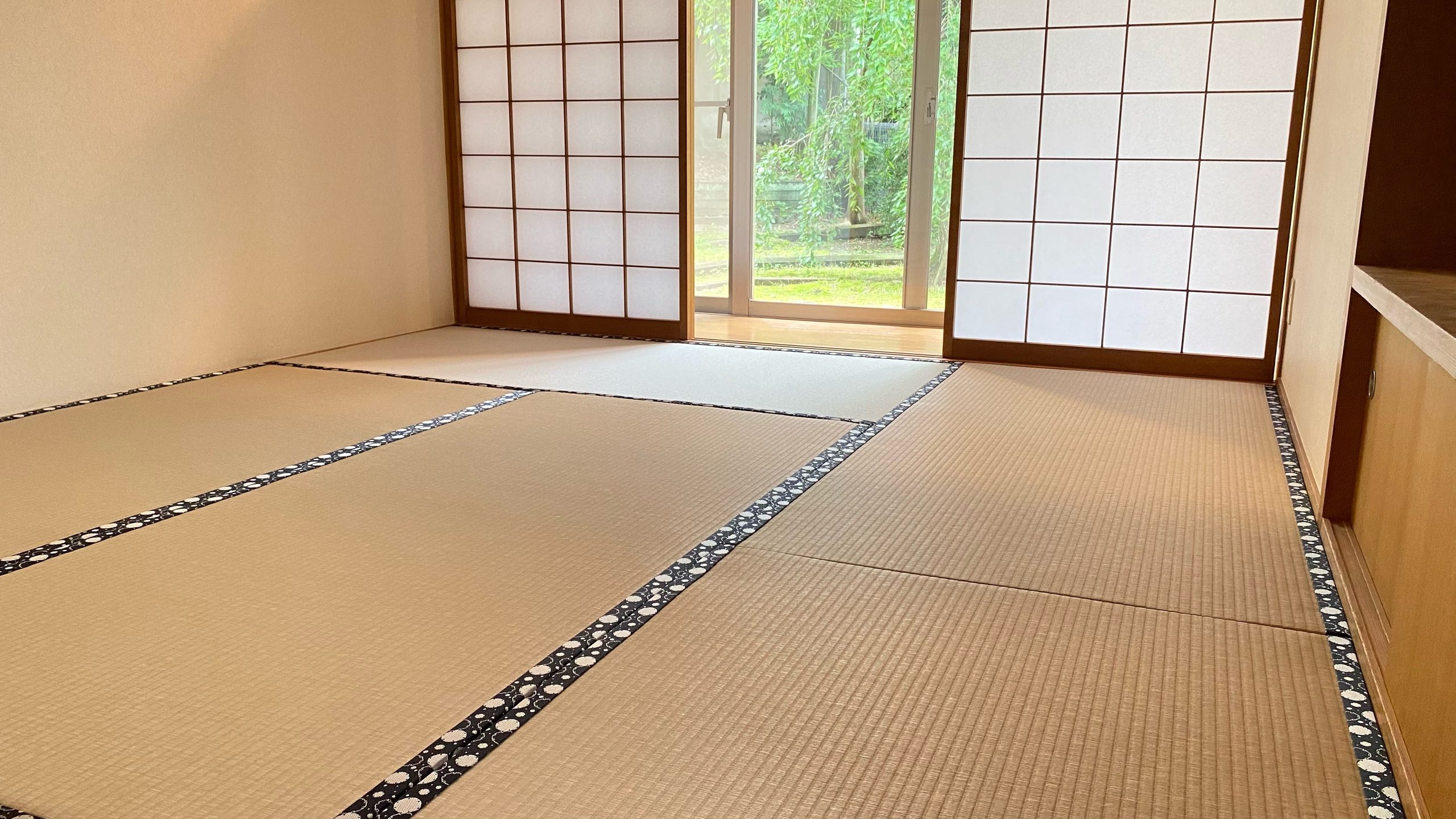 灰桜色の和紙畳と障子張替えでモダン和室へ｜施工事例